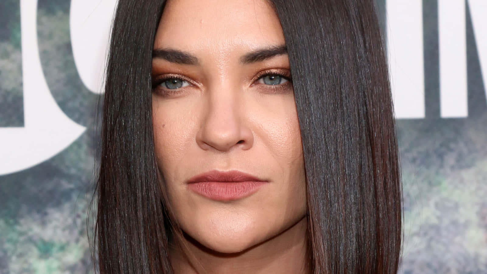 jessica szohr 桌布 壁紙 — 長黑髮和強烈藍眼睛的女性近距離肖像，直視鏡頭。