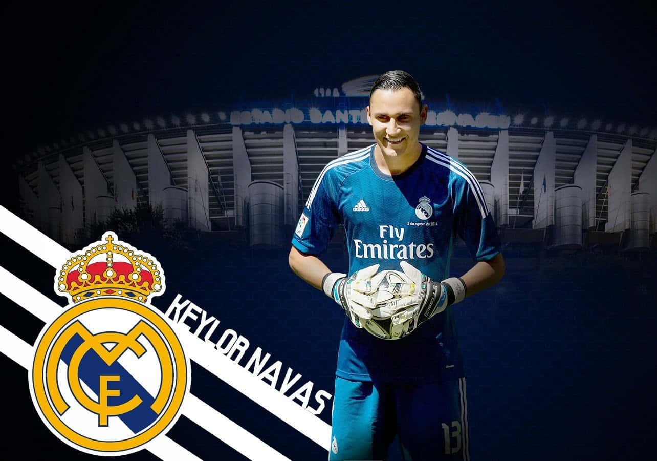 Keylor Navas 桌布 壁紙 — 門將基羅拿華斯身穿皇家馬德里球衣，在漆黑的聖地牙哥班拿貝球場背景下微笑。