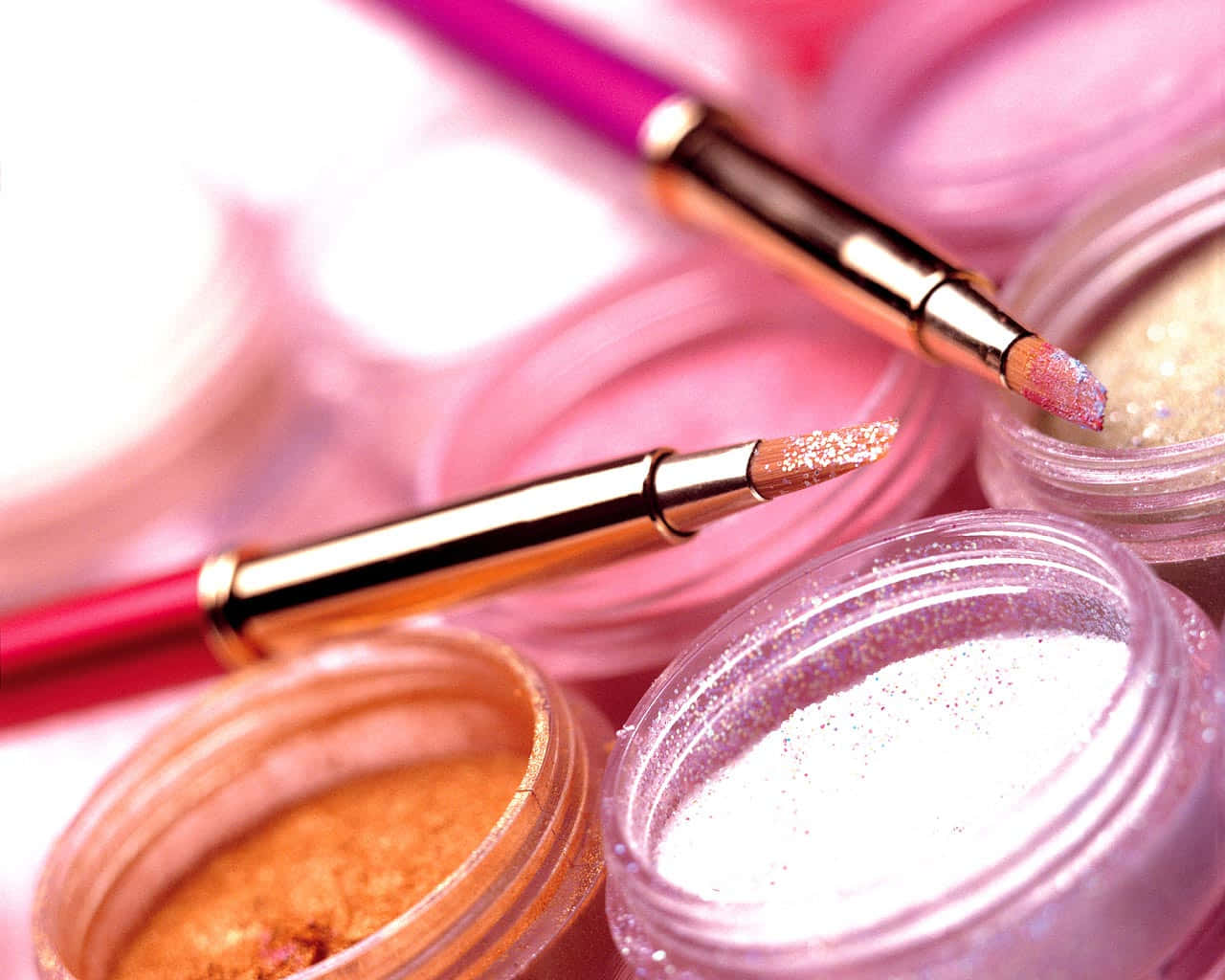 Cosmetics 桌布 壁紙 — 閃亮化妝掃和裝滿閃粉的罐子，以柔和粉紅和金色色調特寫。
