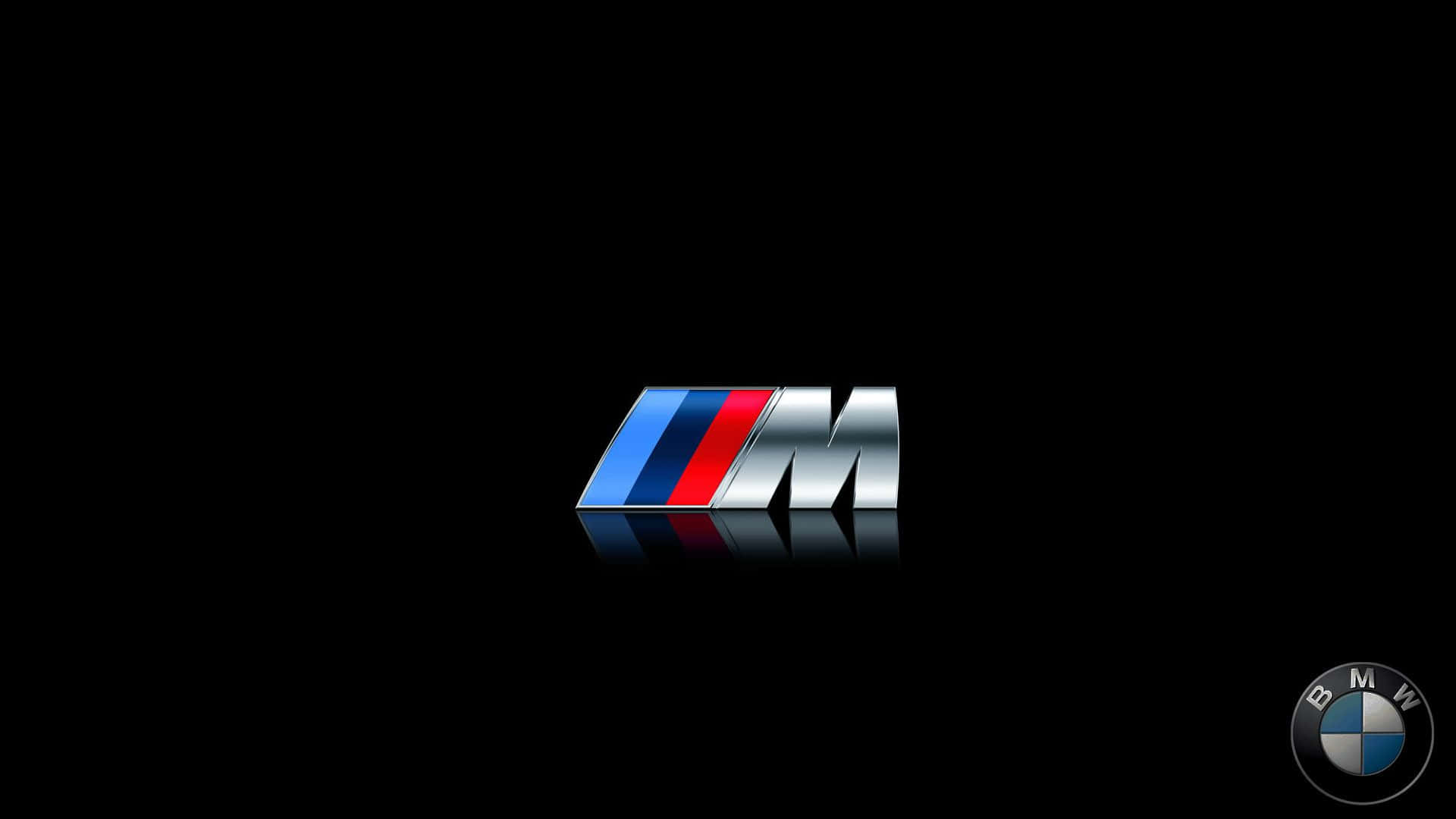 Bmw Logo 桌布 壁紙 — 閃亮的BMW M標誌，帶有藍色、紅色和銀色條紋，居中在黑色背景上，帶有微妙的反射。