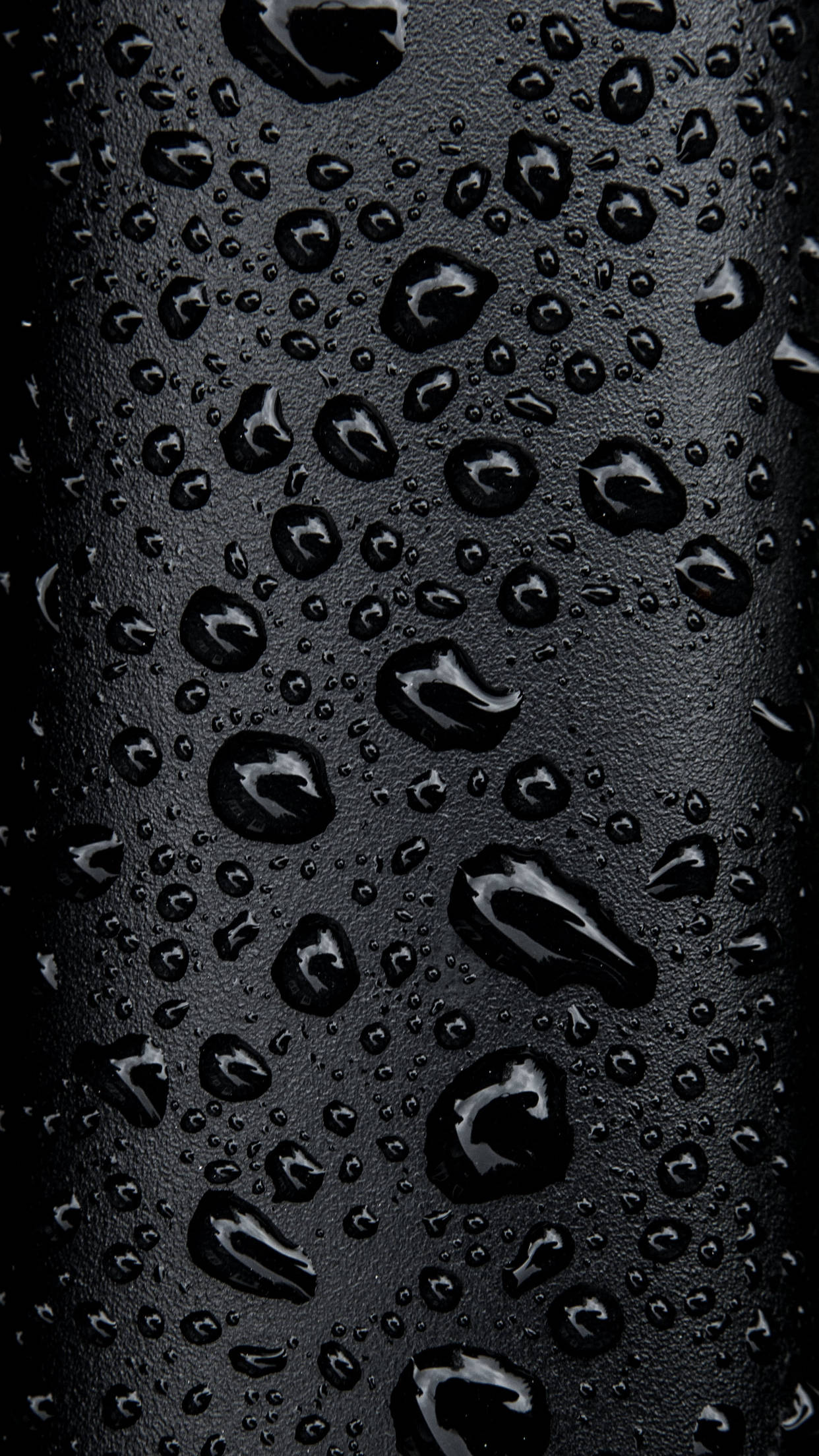 Wet 桌布 壁紙 — 閃亮的水珠依附在磨砂黑色紋理表面上，營造出陰鬱的抽象特寫。