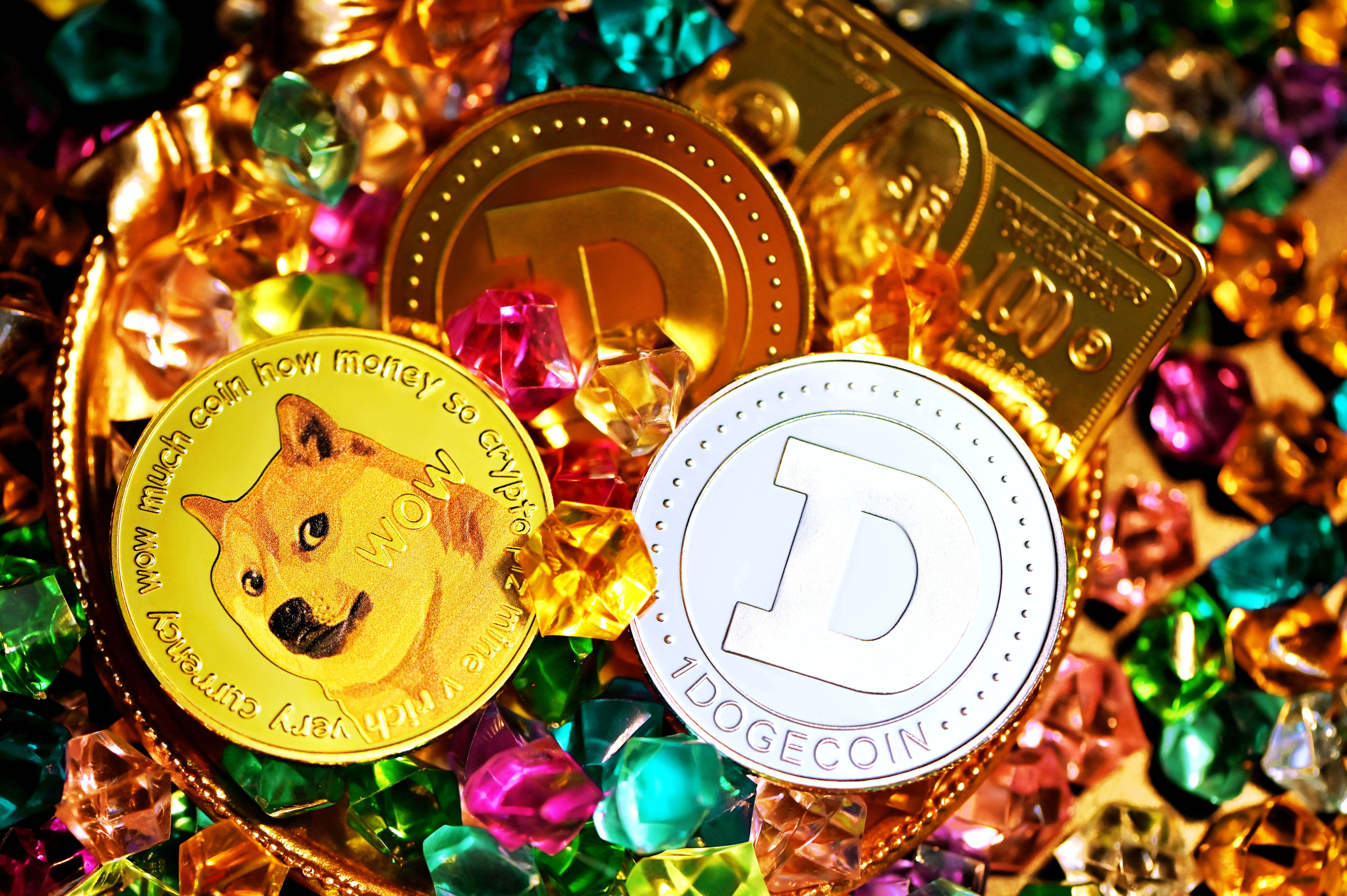 Dogecoin 桌布 壁紙 — 閃亮的狗狗幣和金幣藏在明亮光線下的彩色刻面寶石中。