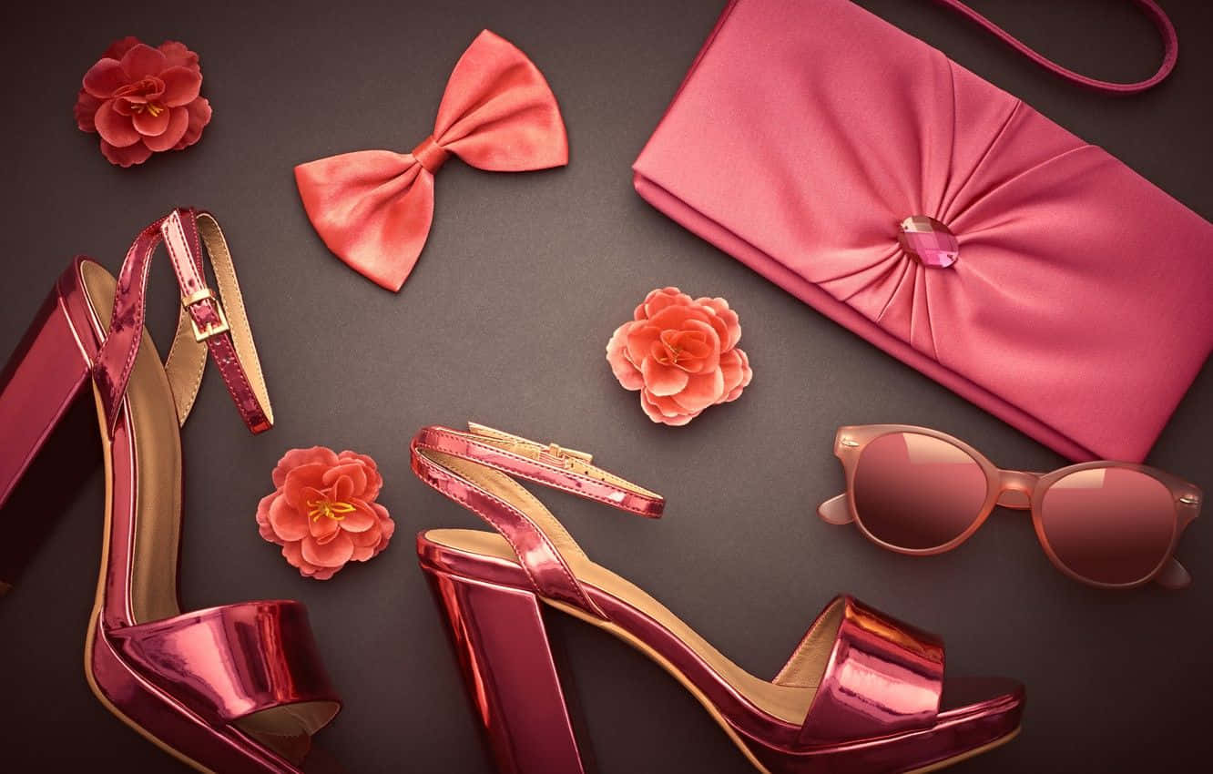 Accessory 桌布 壁紙 — 閃亮的粉紅色高跟鞋、太陽眼鏡、手拿包和花朵排列在深灰色表面上。