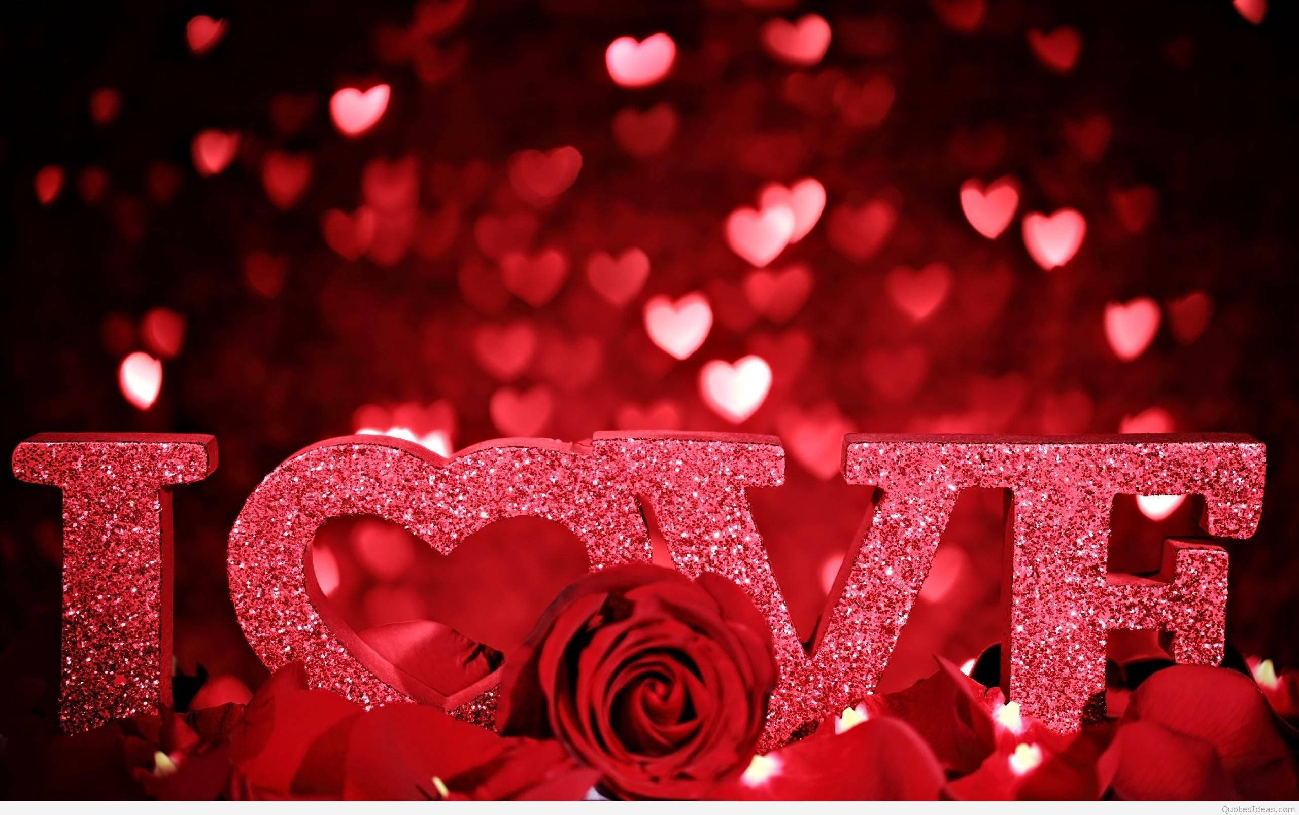 玫瑰 桌布 壁紙 — 閃亮的紅色「LOVE」字母，搭配玫瑰和花瓣，背景為心形散景。