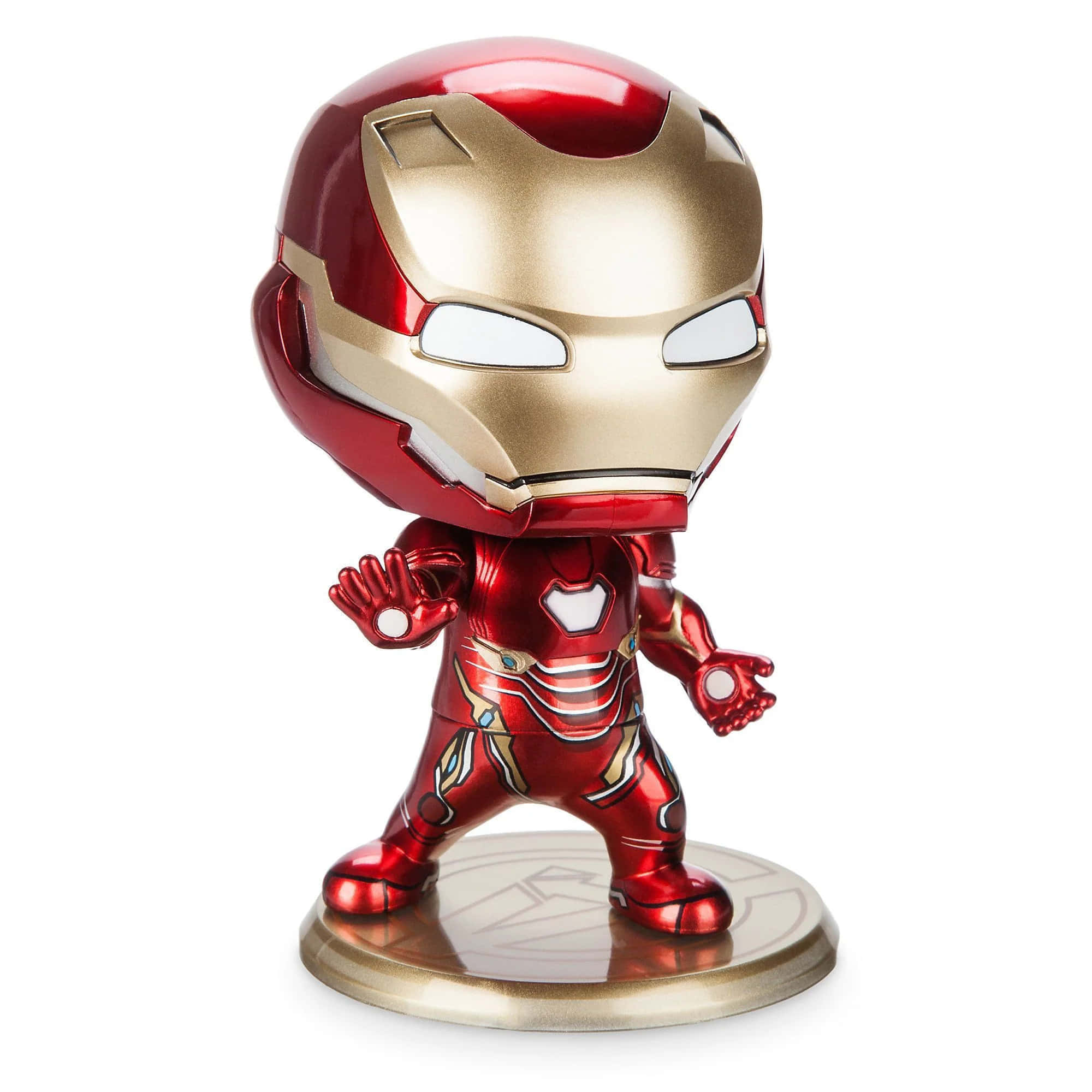 Iron Man Bobbleheads 桌布 壁紙 — 閃亮的紅色和金色鐵甲奇俠 Funko Pop！人偶自信地站在圓形底座上，背景為純白色。