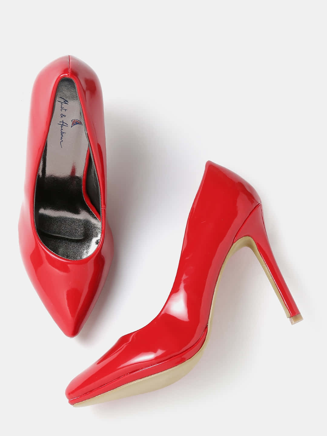Red High Heels 桌布 壁紙 — 閃亮的紅色漆皮尖頭細跟高跟鞋，在純白色背景前拍攝。