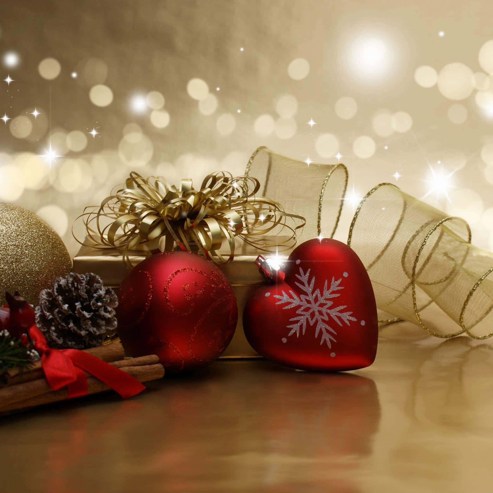 Rustic Christmas 桌布 壁紙 — 閃亮的紅色聖誕裝飾品和松果放在金色表面上，背景有閃爍的散景燈光。