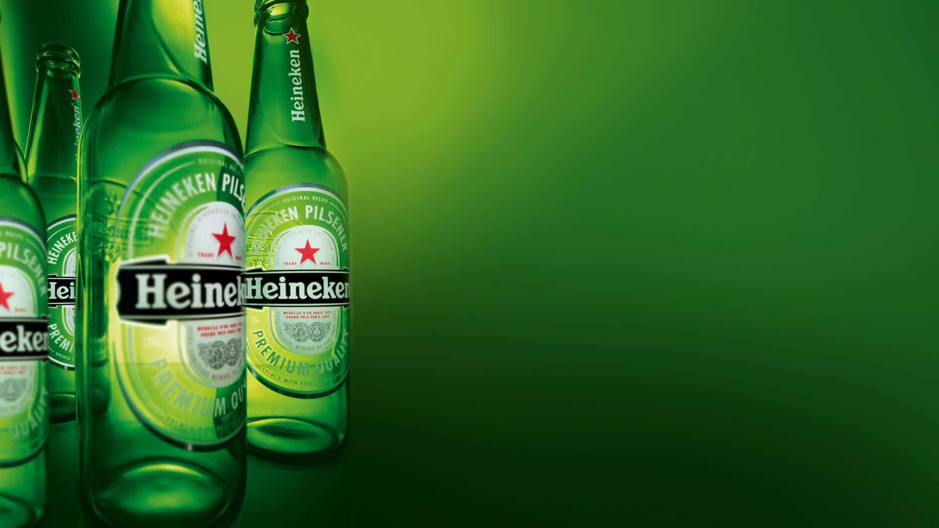 Heineken 桌布 壁紙 — 閃亮的綠色喜力啤酒瓶排成一排，背景是帶有柔和光線的漸變綠色。