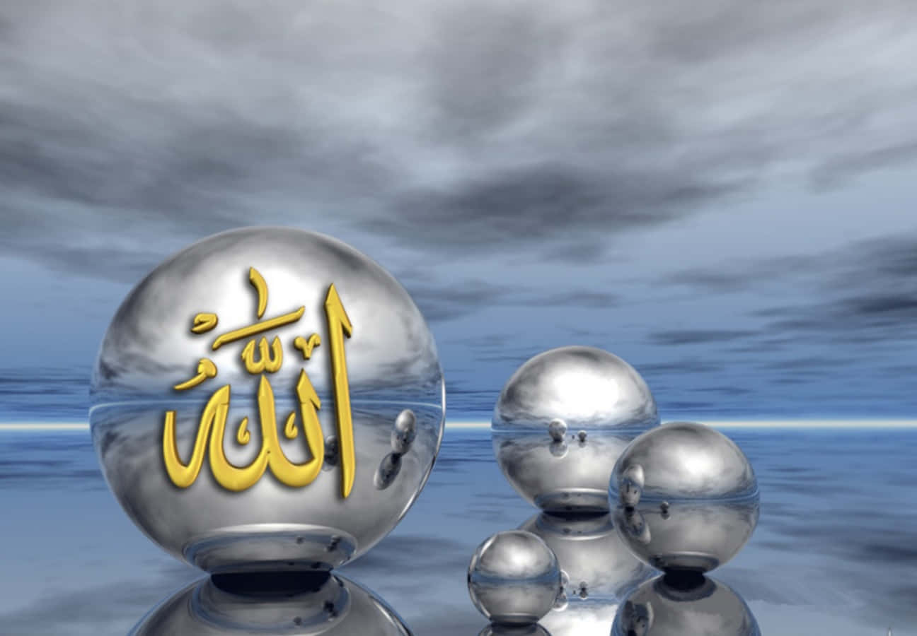 Allah 桌布 壁紙 — 閃亮的金屬球體帶有金色阿拉伯文字，漂浮在陰天天空下的反射水面上。