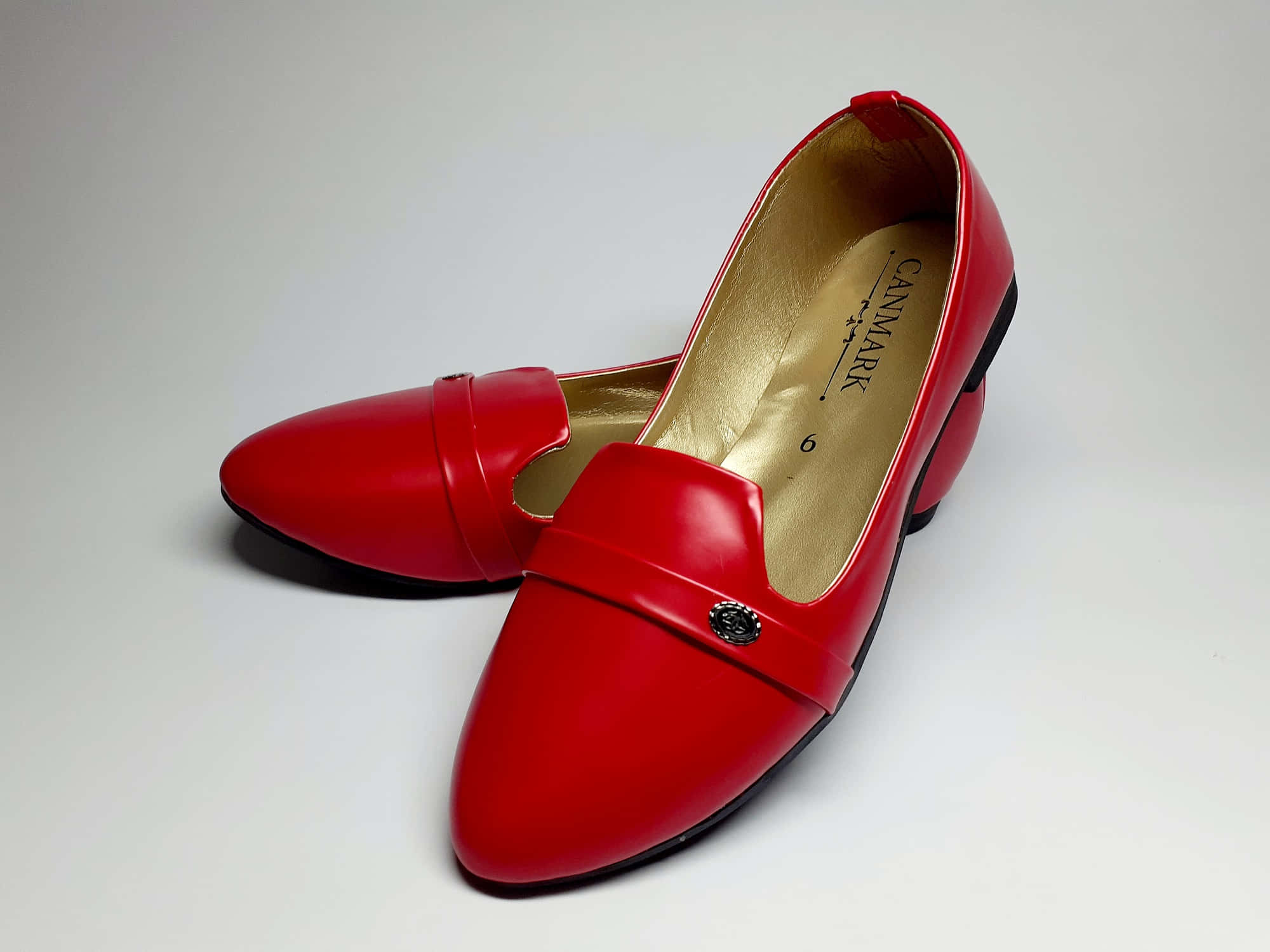 Red Shoes 桌布 壁紙 — 閃亮紅色漆皮樂福鞋，配金色內襯和小裝飾鈕扣，置於純白背景上。