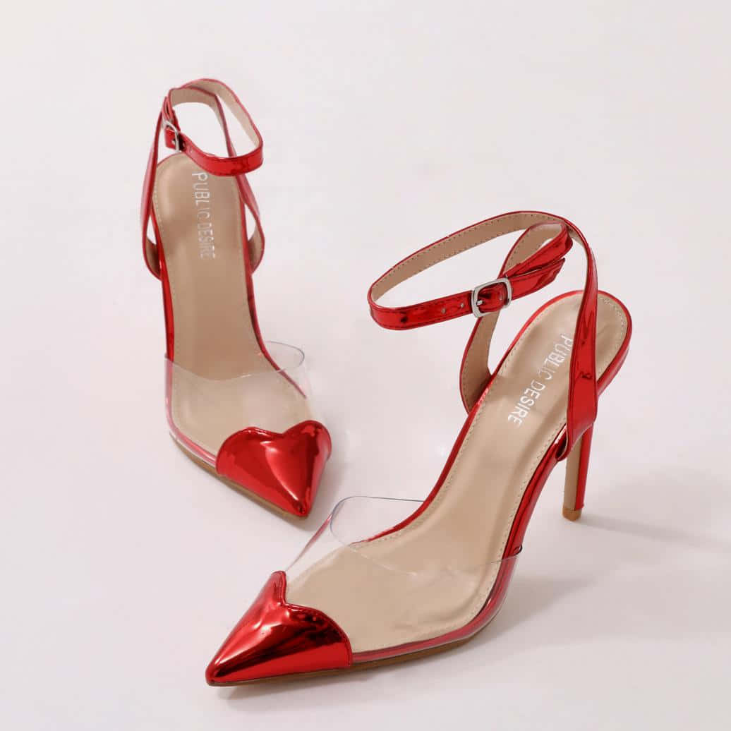 Red High Heels 桌布 壁紙 — 閃亮紅色高跟鞋，配透明帶子和心形鞋頭，背景為純白色。