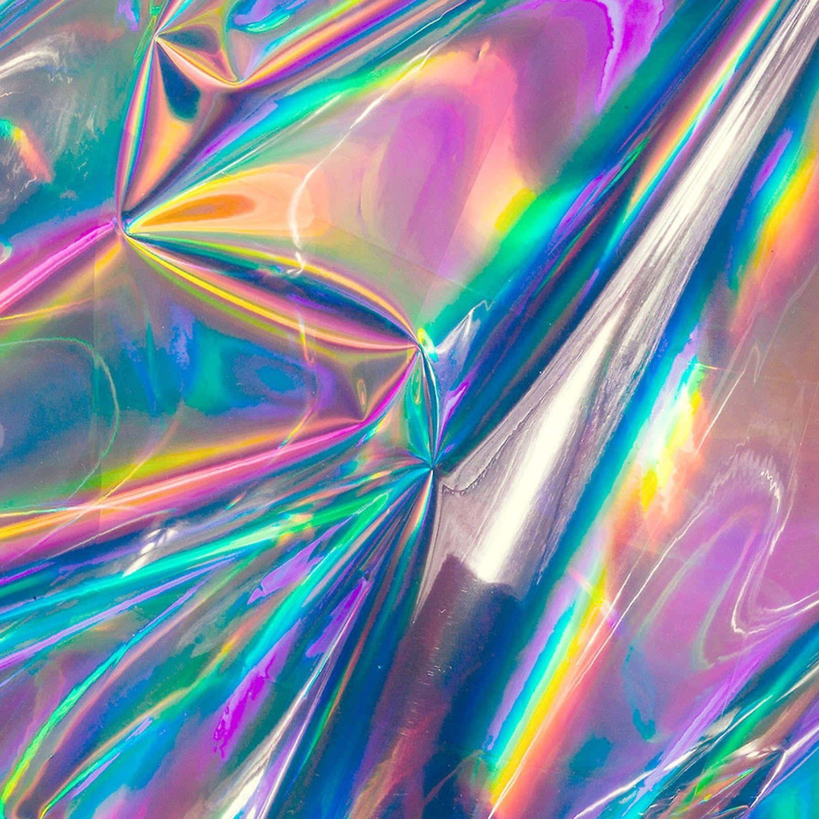 閃亮虹彩全息布料特寫 壁紙 — 皺巴巴的全息箔特寫，反射出變幻幾何圖案中鮮豔的彩虹色彩。