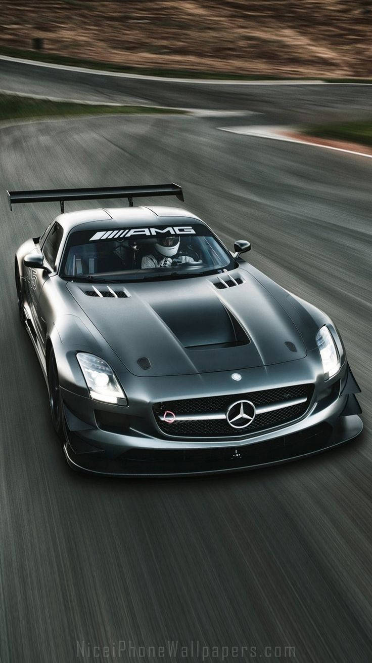 黑色 Mercedes-AMG GT 賽車在賽道上飛馳，帶有動態模糊效果。