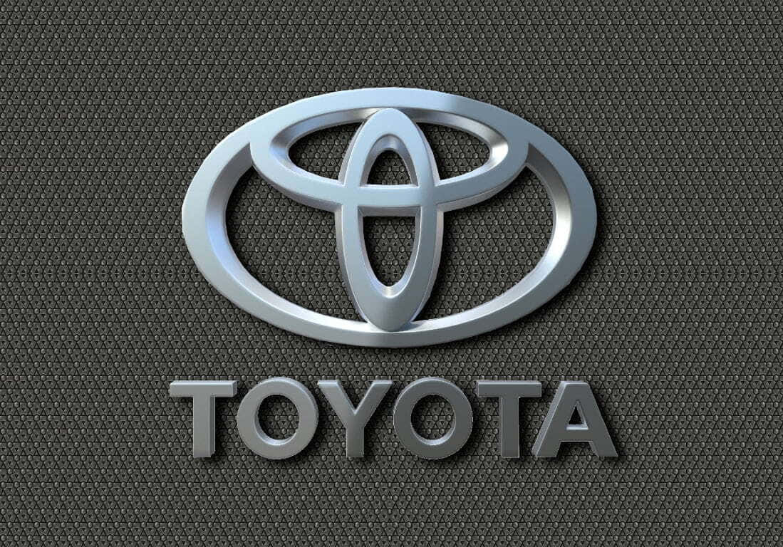 Toyota 桌布 壁紙 — 閃亮銀色豐田標誌及品牌名稱，置於深色紋理背景上。