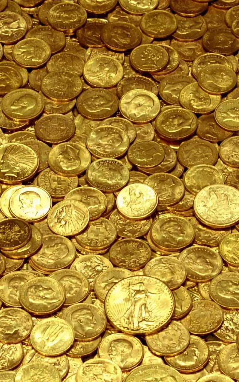 閃亮黃金硬幣 壁紙 — 無數閃閃發光的金幣堆疊在一起，反射出溫暖的光芒，帶有精細雕刻的令人眼花繚亂的特寫。