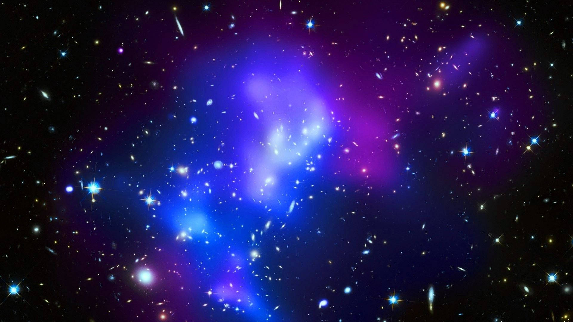 閃爍星辰於可愛星系 壁紙 — 一個充滿活力的宇宙星雲，散發著電藍色和紫色的光芒，被無數閃爍的星星包圍，背景是深邃的黑色虛空。