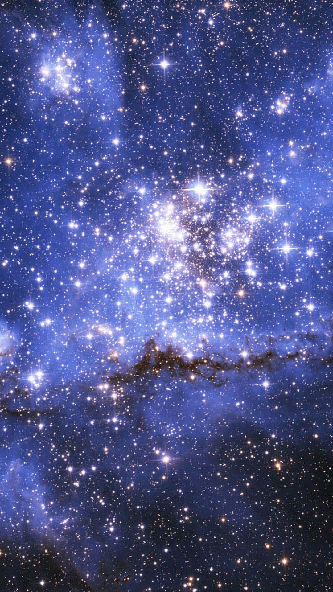 廣闊的藍色星雲和明亮的恆星充滿夜空，構成宇宙場景。