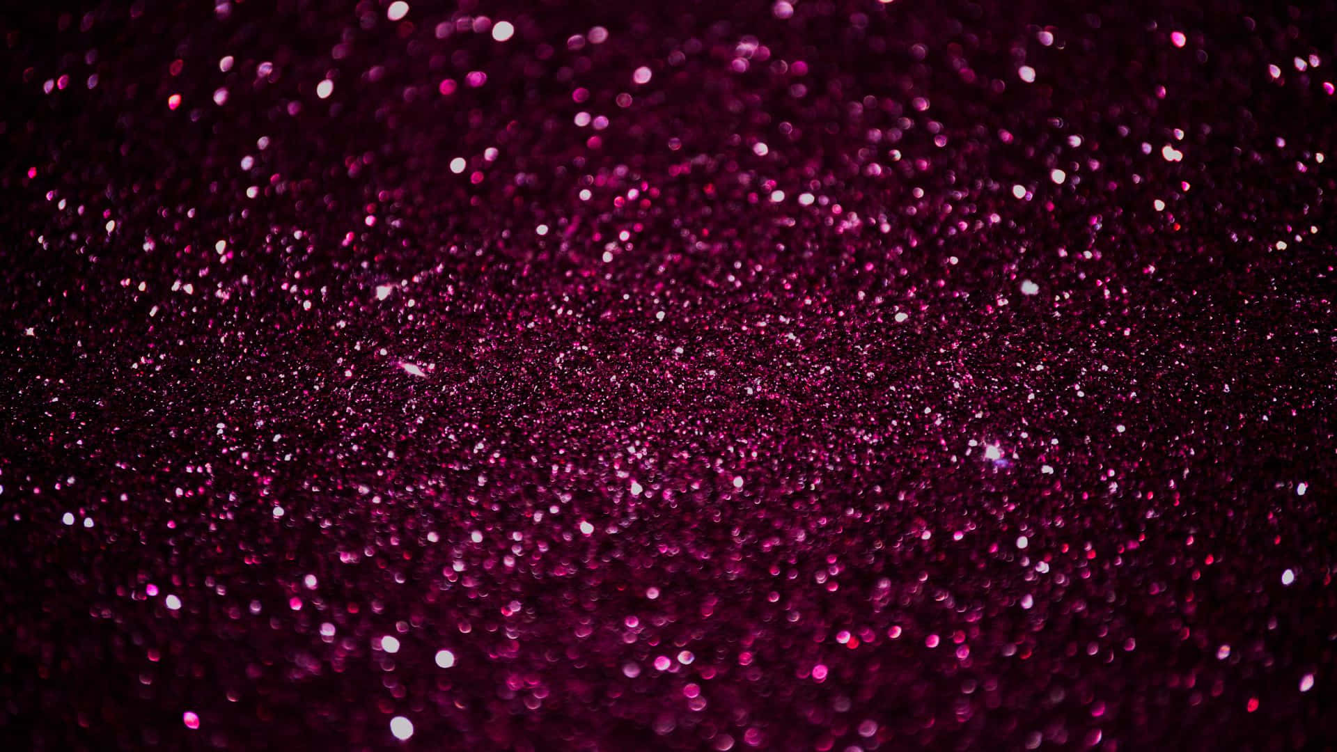 Pink Sparkles 桌布 壁紙 — 閃爍深紫色亮片的特寫，明亮的閃光捕捉光線。