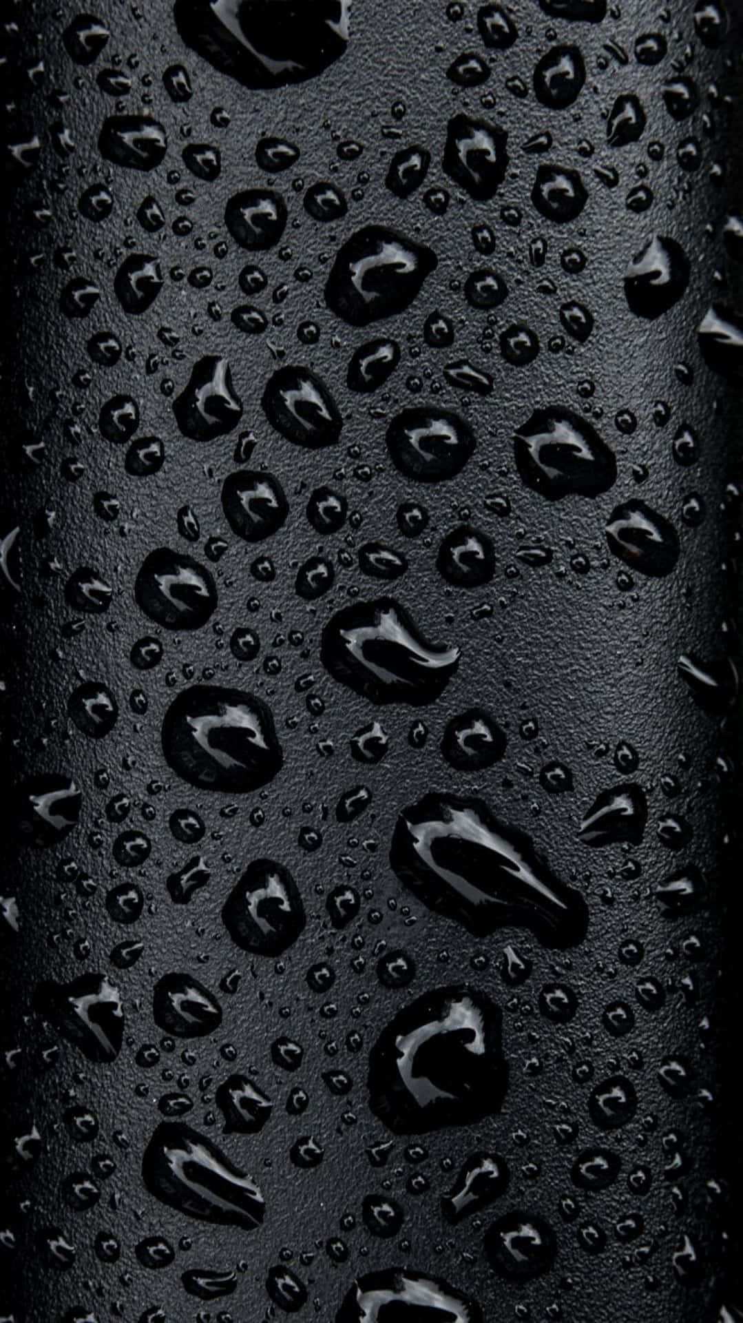 黑色紋理表面上的水珠特寫 — 黑色 iPhone 壁紙 壁紙