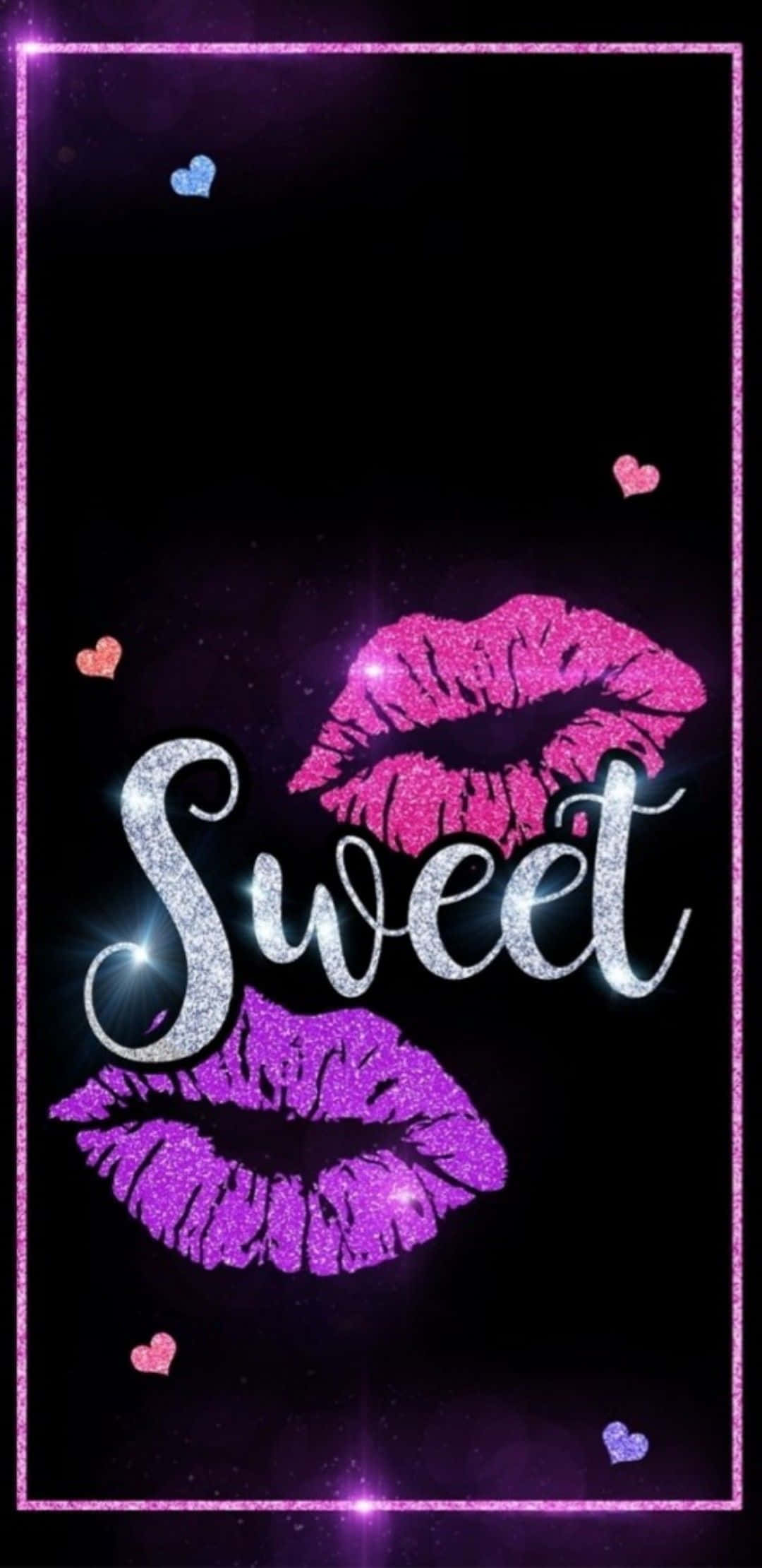 Pink Lips 桌布 壁紙 — 閃爍的粉紅和紫色嘴唇，帶有閃亮的「Sweet」文字，黑色背景襯托著粉紅閃粉邊框。