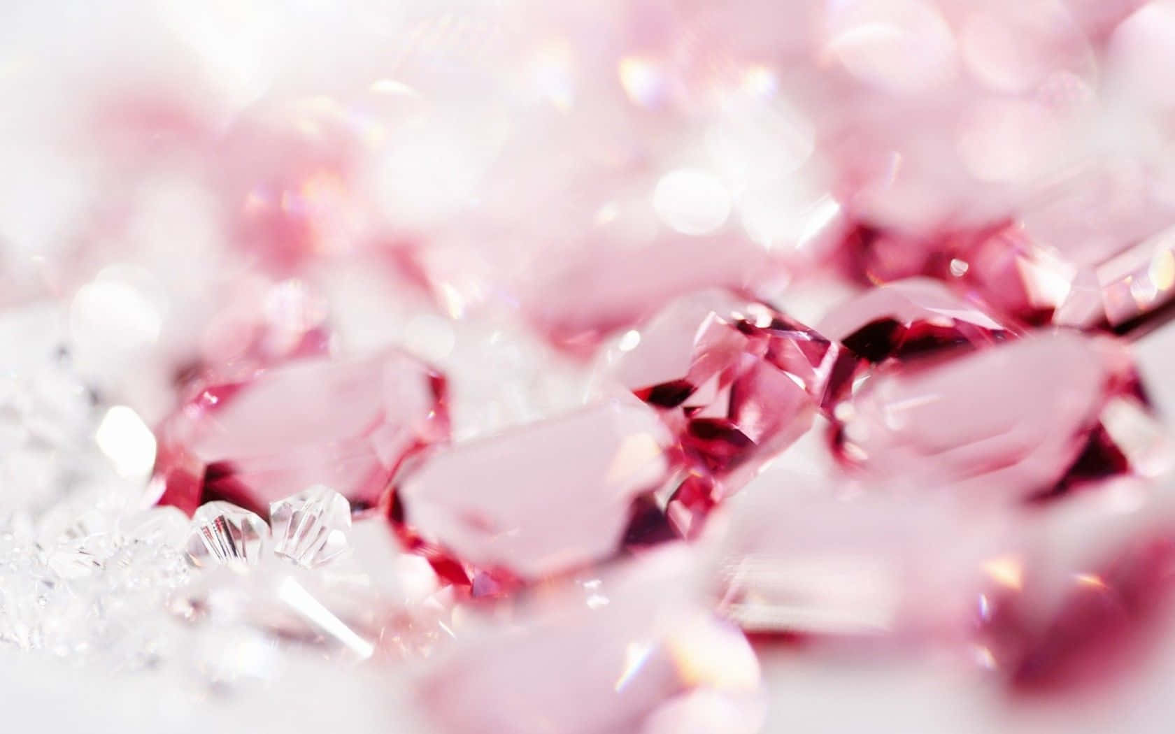 Pink Crystal Quartz 桌布 壁紙 — 閃爍的粉紅色和透明寶石在夢幻般的特寫中閃耀著柔和的散景光。