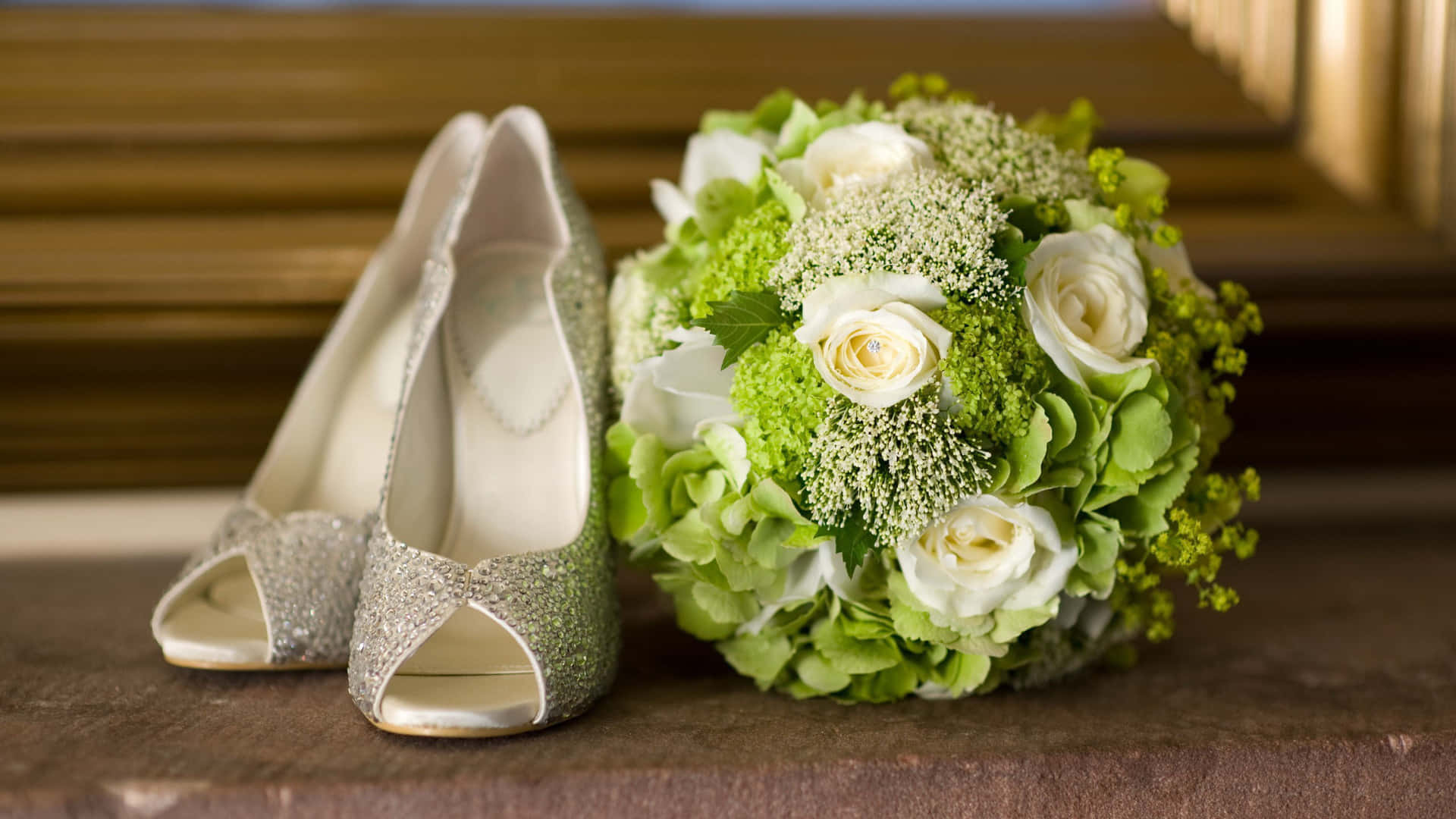 Wedding Bouquet 桌布 壁紙 — 閃爍的銀色婚禮高跟鞋和茂盛的綠色和白色花束放在木質表面上。