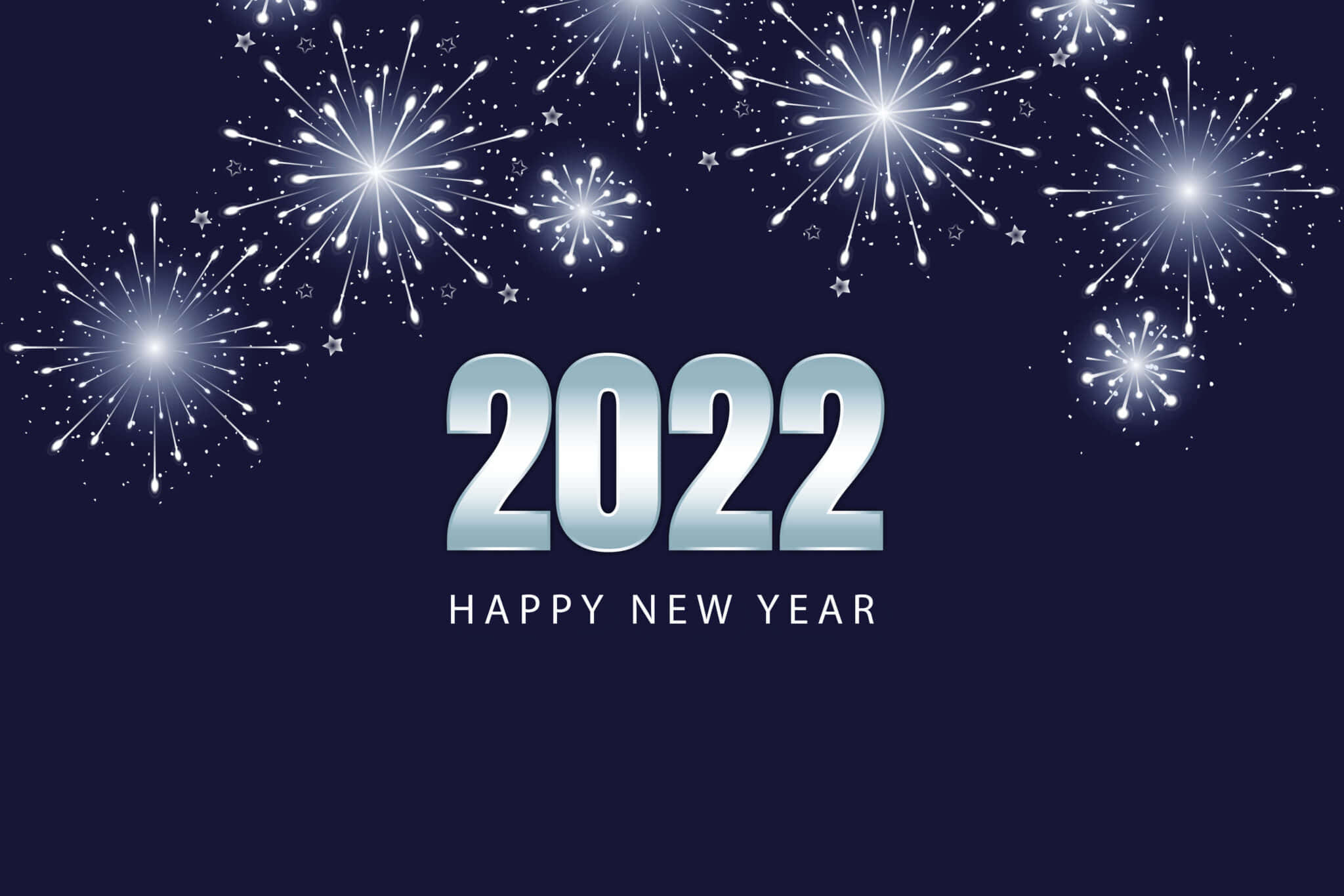 Happy New Year 2022 桌布 壁紙 — 閃爍的銀色煙火在深藍色夜空中的粗體2022文字上方綻放。
