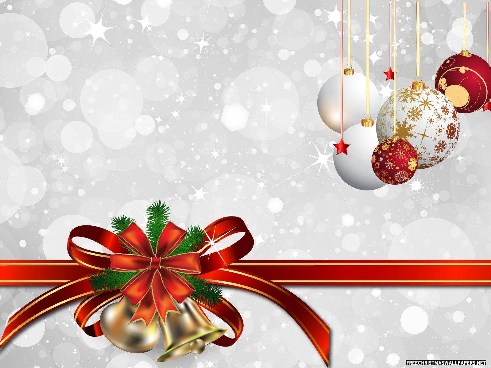 christmas laptop 桌布 壁紙 — 閃爍的銀色背景，掛有紅色和白色的裝飾品、鈴鐺和一個飾有松枝的紅色蝴蝶結。