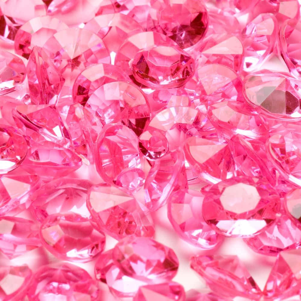 Pink Crystal Quartz 桌布 壁紙 — 閃爍粉紅色寶石的近距離特寫，帶有刻面切割，在密集的堆積中捕捉光線。