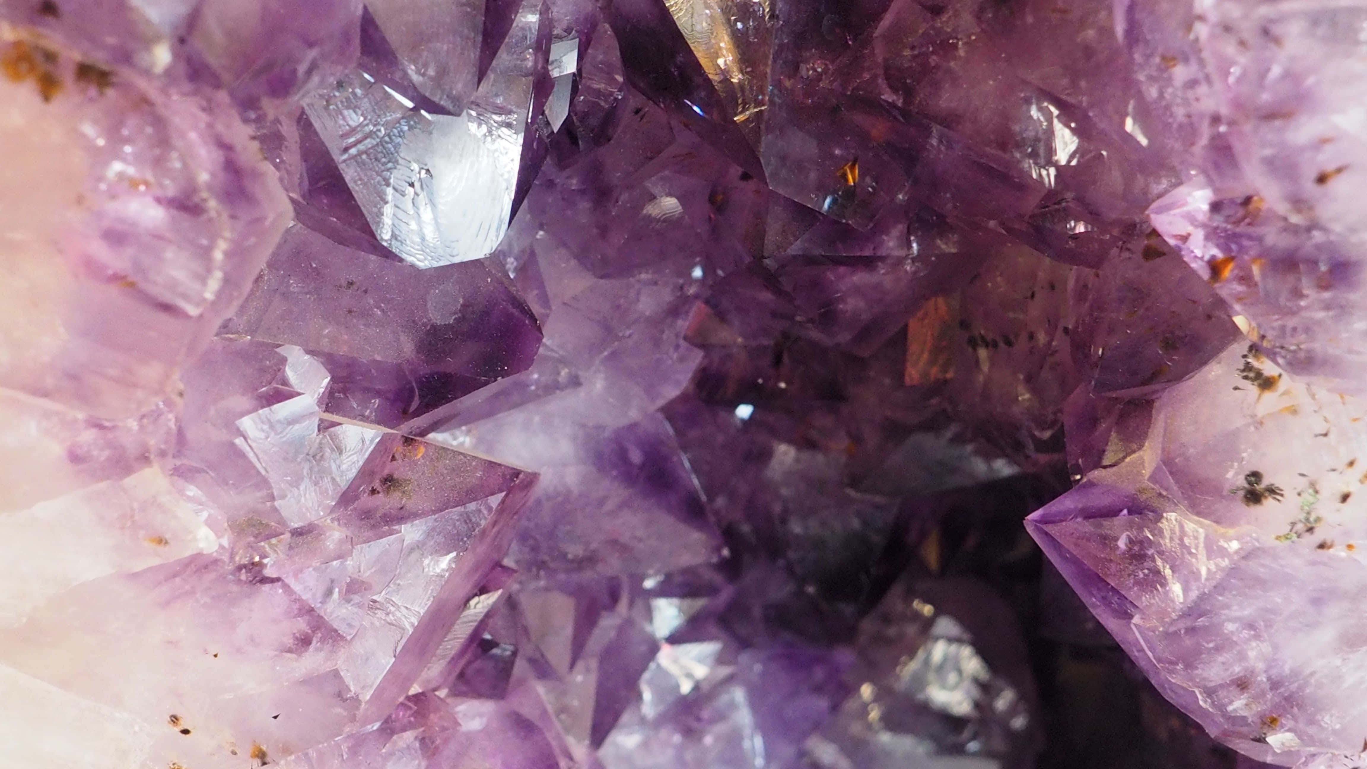 Amethyst 桌布 壁紙 — 閃爍紫水晶晶體的近距離特寫，深紫色和透明切面捕捉光線。