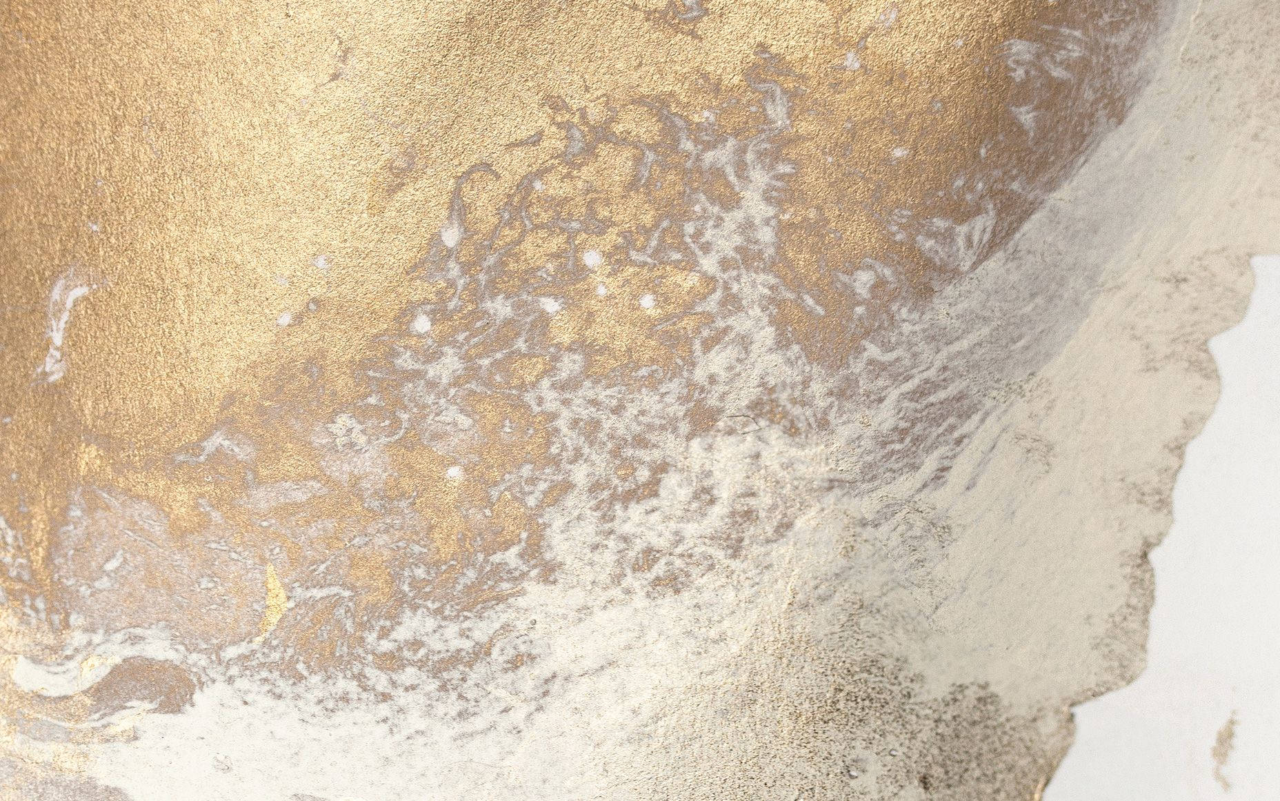 Aesthetic Marble 桌布 壁紙 — 閃爍金箔融入柔和白色與灰色並帶有有機漩渦的微距抽象紋理。