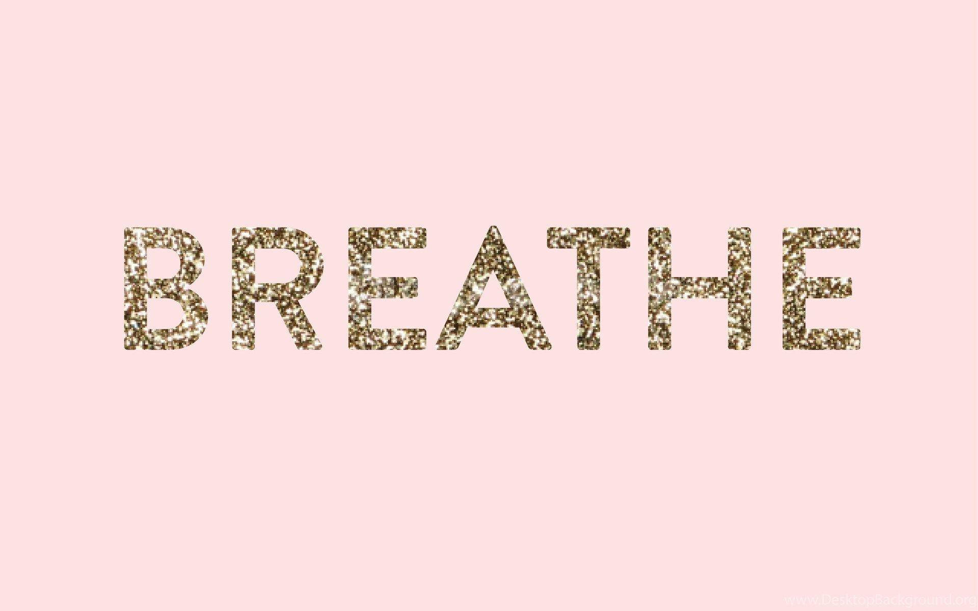 淡彩風格 桌布 壁紙 — 閃爍金色字母拼成的「breathe」一詞在柔和粉紅色背景上格外突出。