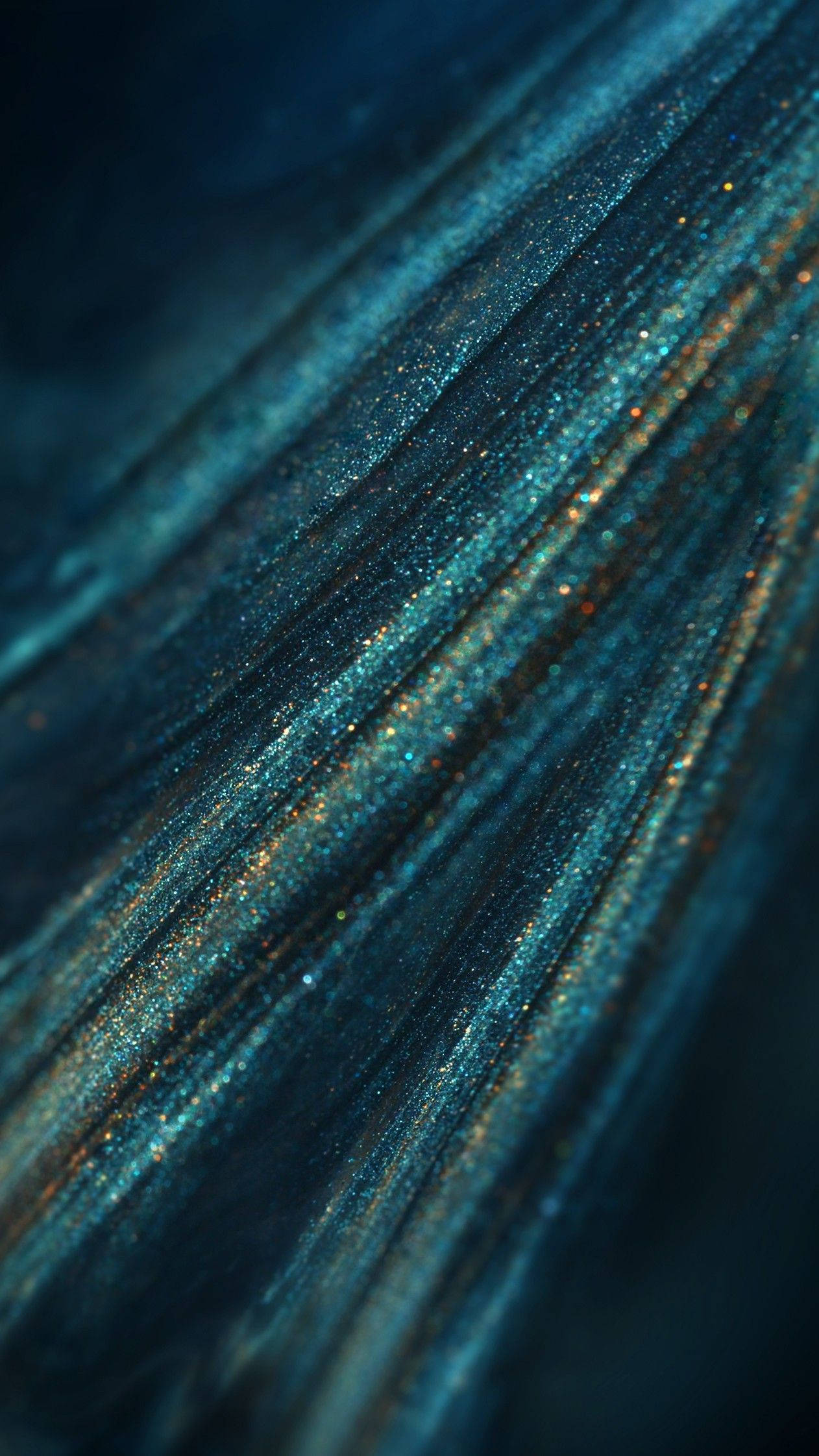 Gold Abstract 桌布 壁紙 — 閃爍青綠色布料特寫，金色閃粉絲線在對角皺褶中捕捉光線。