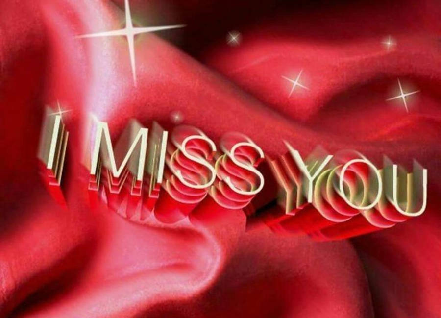 閃耀「我好想你」 壁紙 — 金色3D文字「I MISS YOU」漂浮在豐富的紅色緞面布料上，伴隨著閃爍的星爆效果。