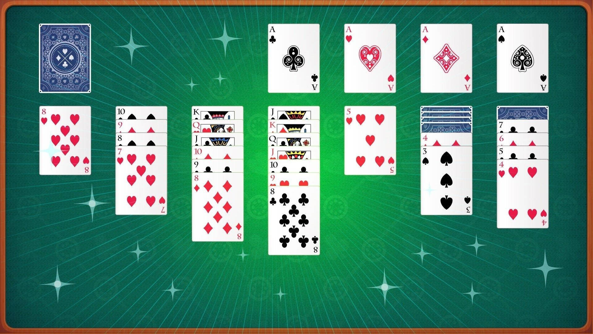 閃耀Solitaire 壁紙 — 一張充滿活力的綠色氈面撲克桌展示了一組撲克牌，包括A和花牌，為遊戲排列好。