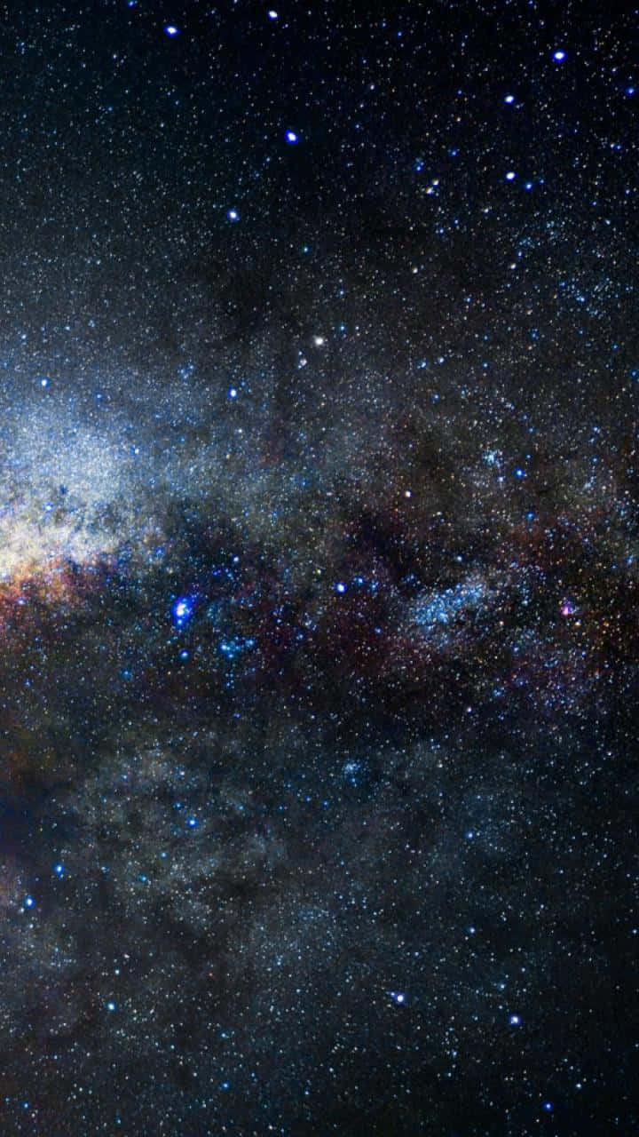 銀河系在深空中閃耀的星雲和無數恆星。