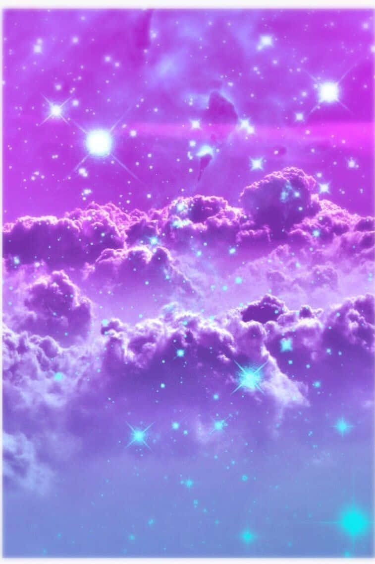 閃耀可愛 Pastel 星空 壁紙 — 充滿活力的紫色和藍色雲朵漂浮在星空下，伴隨著發光的天體光芒。