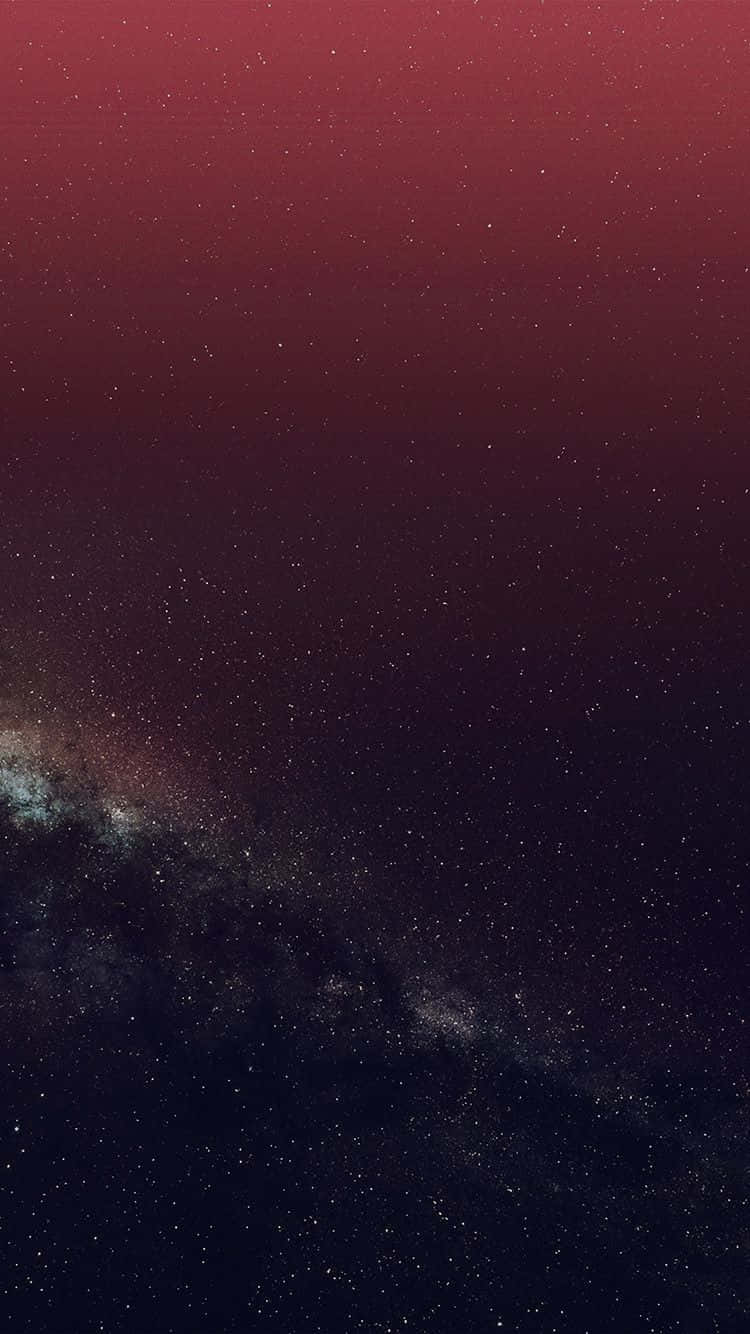 銀河系在深紅和紫色的夜空中閃爍著星星。