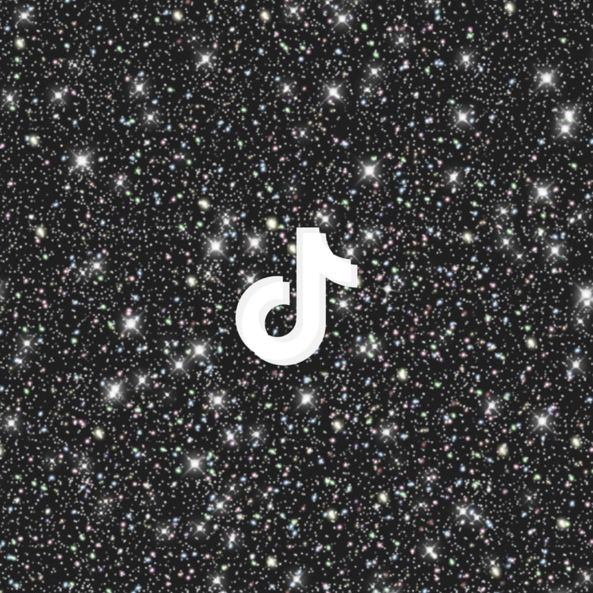 TikTok標誌在繁星點點的夜空下，帶有彩色閃光。