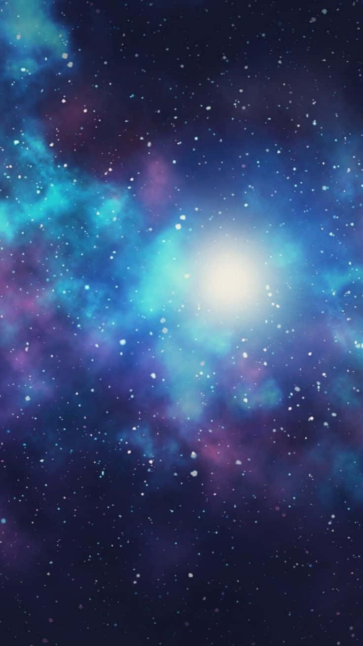 閃耀星河奇景 壁紙 — 一個充滿活力的宇宙星雲，有旋轉的藍色、紫色和藍綠色雲層，由明亮的中央恆星照亮，背景是星場。