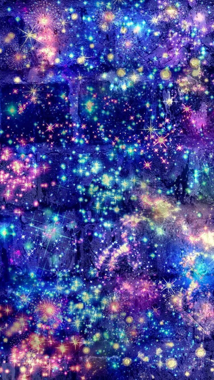 閃耀星河宇宙 壁紙 — 在深紫色和藍色紋理背景上，多彩星星和發光粒子爆發的充滿活力的宇宙場景。