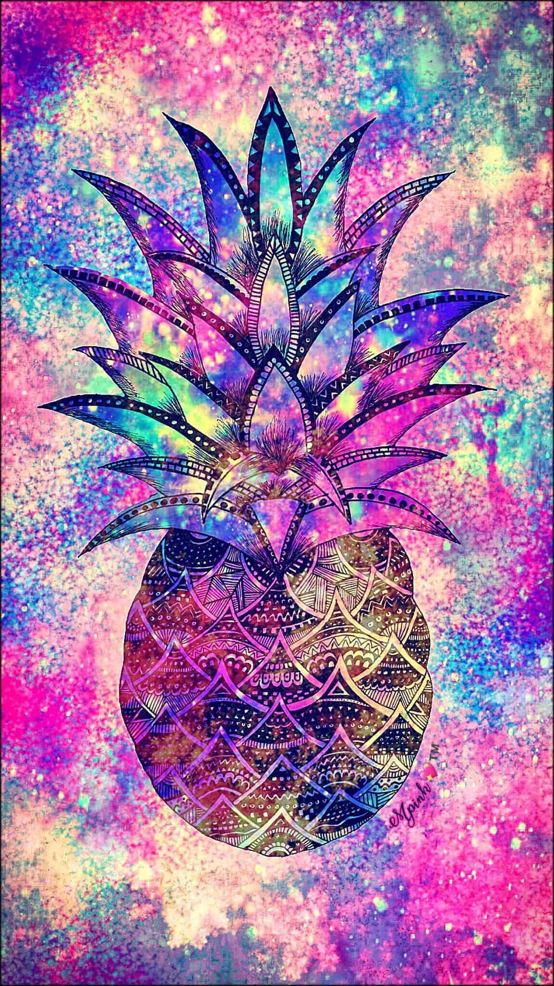 閃耀星河鳳梨 壁紙 — 一個風格化的菠蘿，帶有複雜的幾何圖案，在粉紅色、紫色和藍色飛濺的充滿活力的宇宙背景中閃耀。