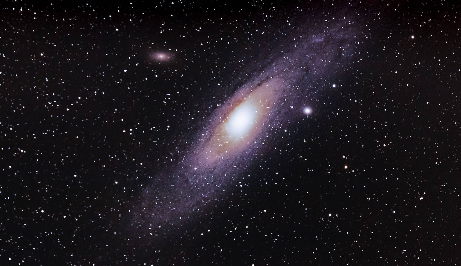 帶有明亮核心和星空背景的螺旋星系