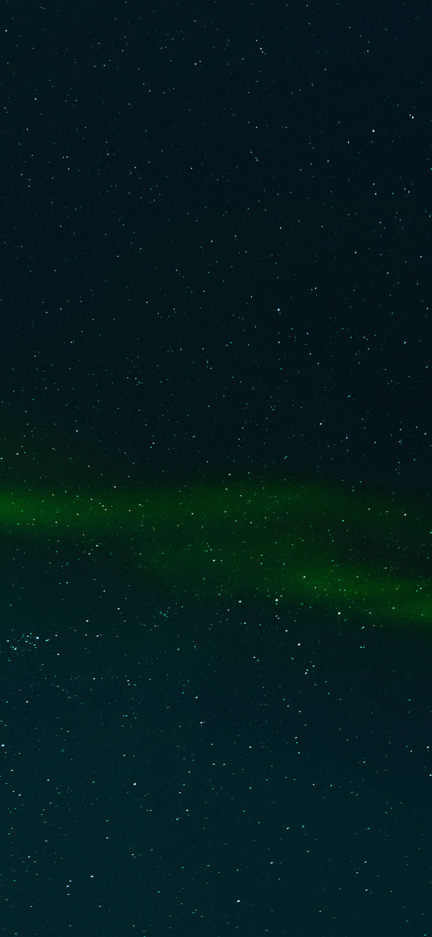 綠色極光在星空夜空中閃爍。