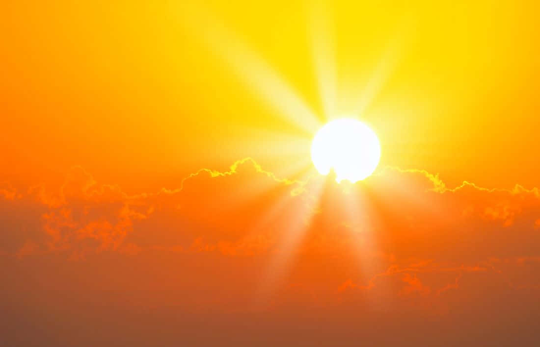 日落時分，發光的太陽和橙色雲彩