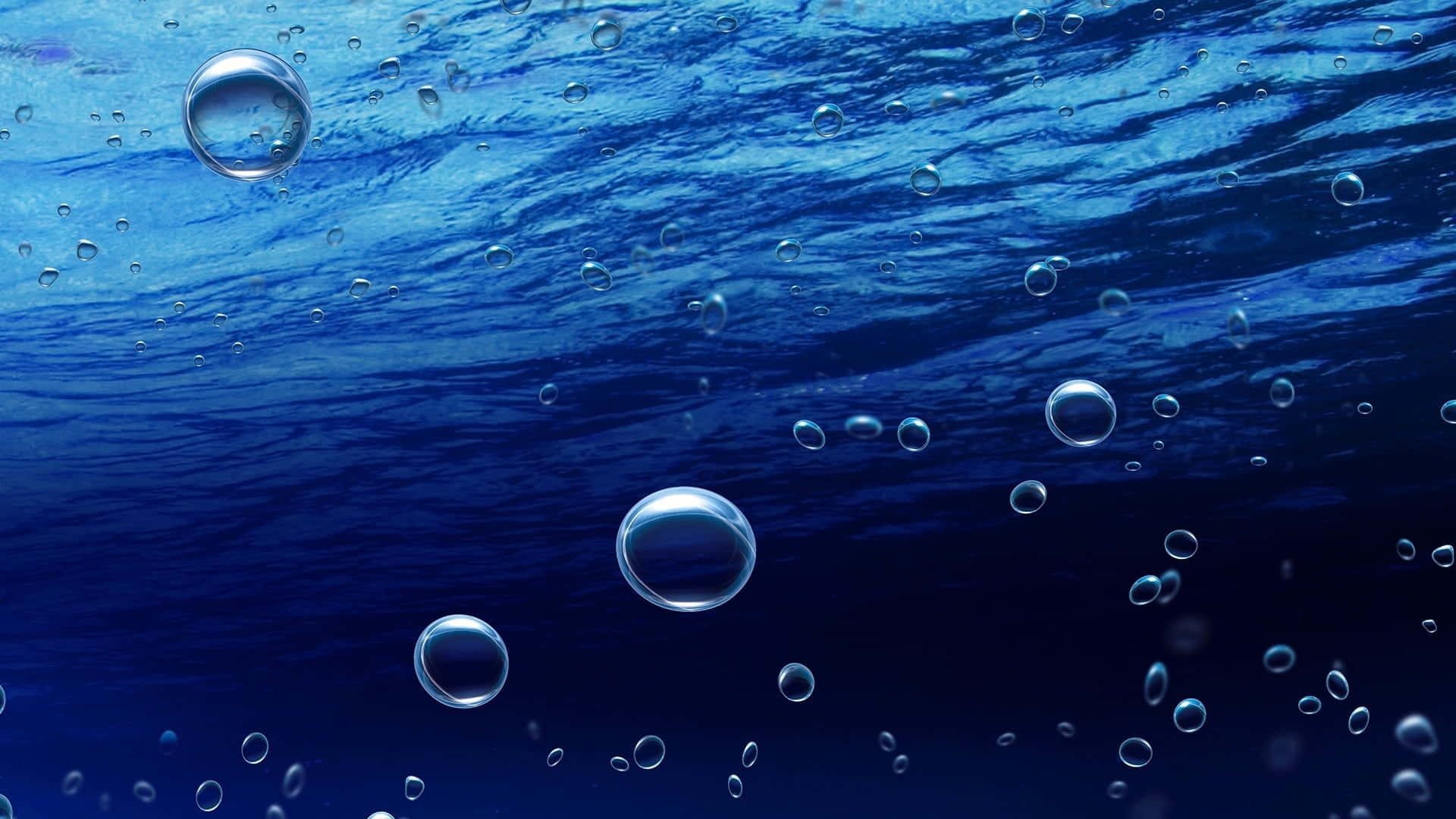 氣泡穿過深藍色海水向水面上升。
