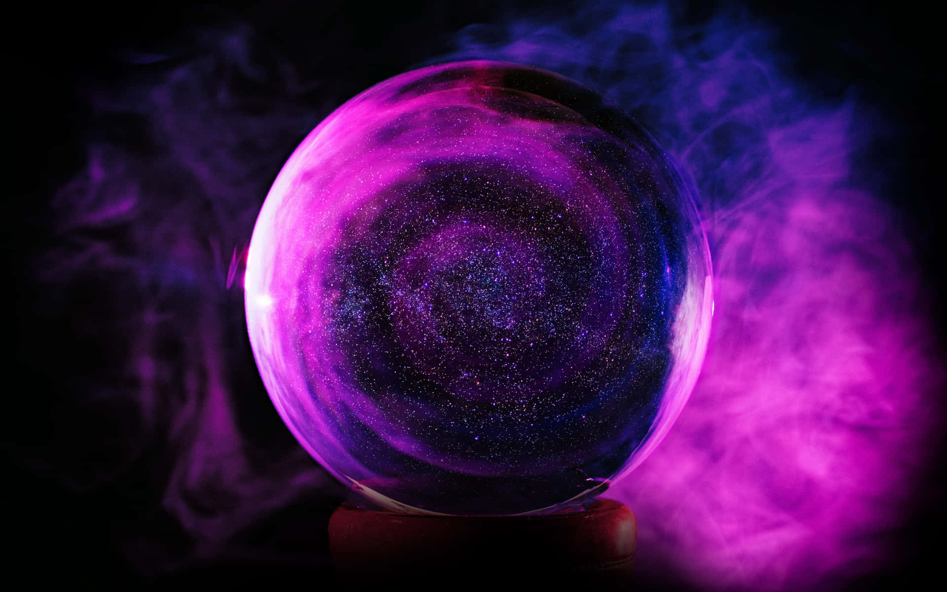 一個發光的紫色水晶球，帶有旋轉的星星和宇宙星雲，被煙霧環繞。