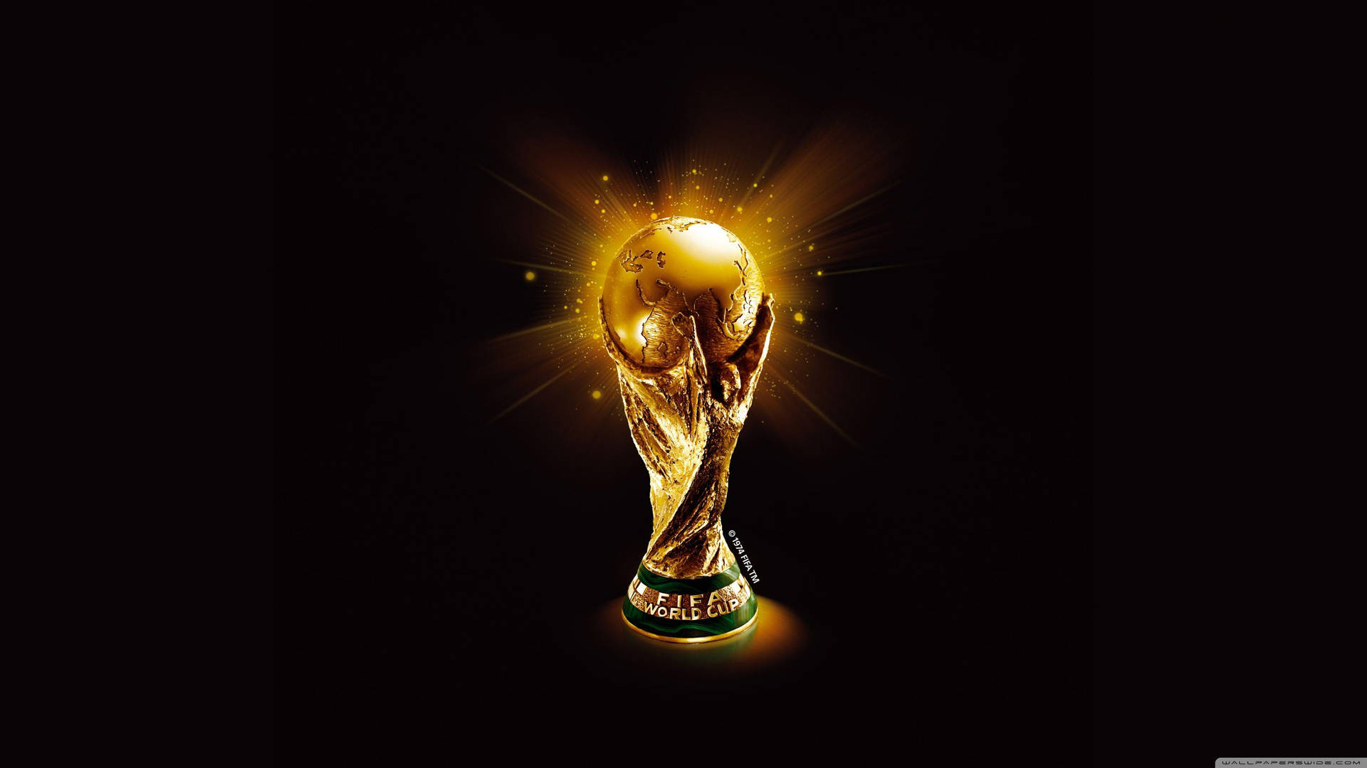 金色FIFA世界盃獎盃在黑色背景上閃耀著光芒。