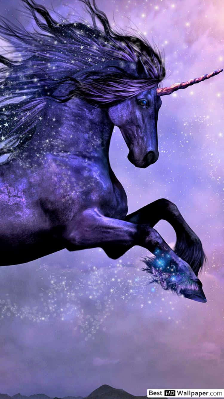 一隻紫色獨角獸，擁有星塵鬃毛，在宇宙天空中奔馳。