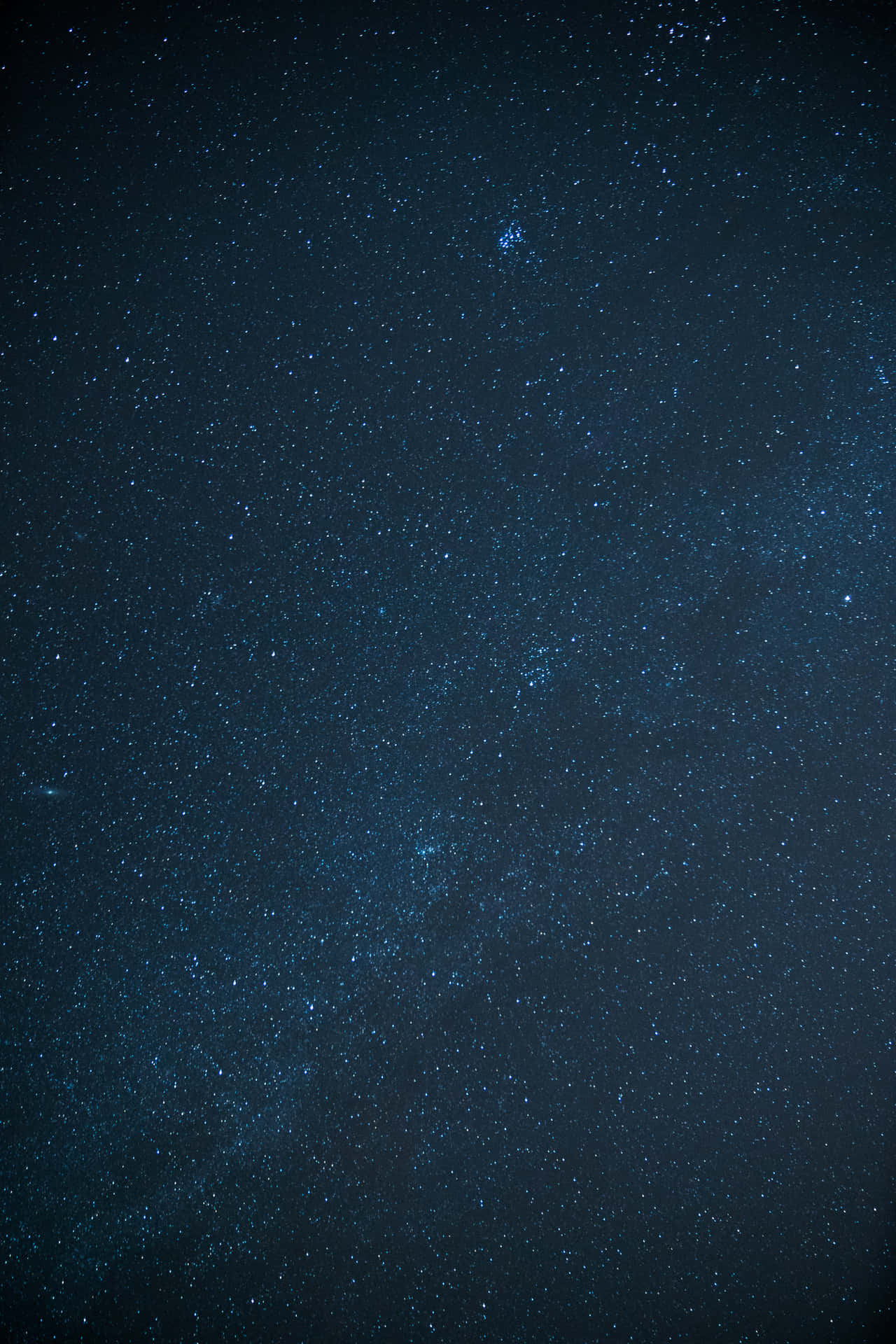 帶有藍色調和宇宙塵埃雲的星空夜空。